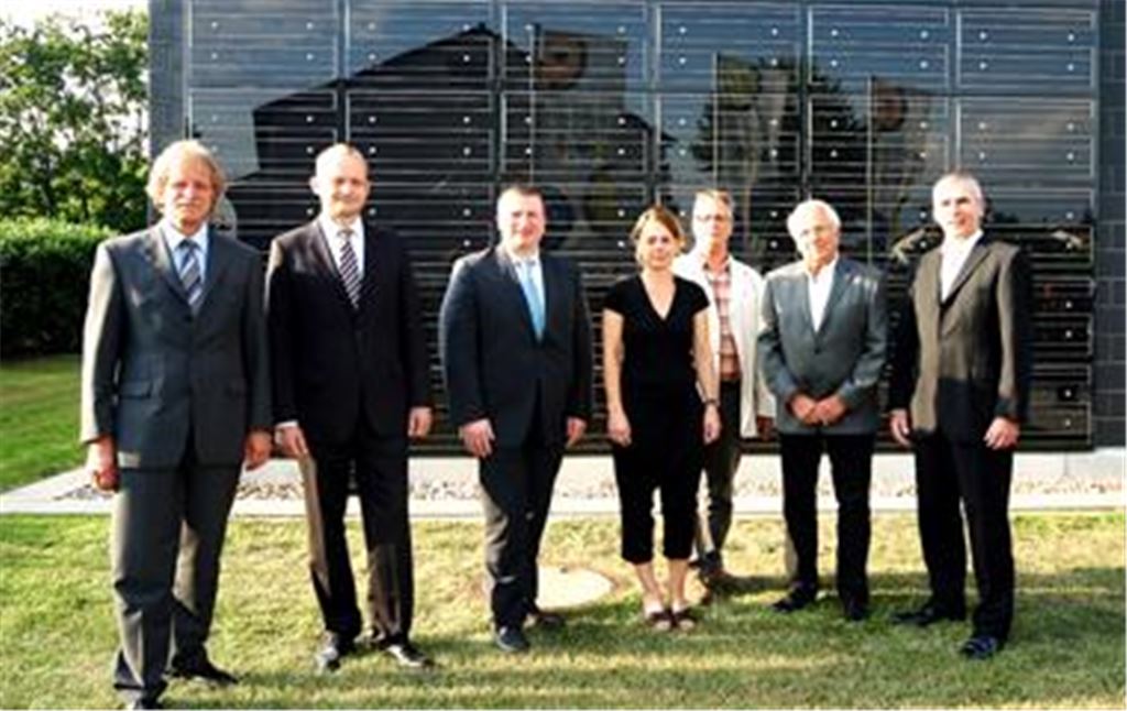 Auftakt: Jürgen Meeh und Alexander Welschenbach stehen als Vorstände an der Spitze der neuen Energiegenossenschaft. Den Aufsichtsrat der Bürgerenergie Region Mühlacker bilden die Gründungsmitglieder Gerd Owczarek, Tanja Gerst, Gerhard Ayasse, Dieter Großhans und Robert Morak (v. li.). Foto: Kollros