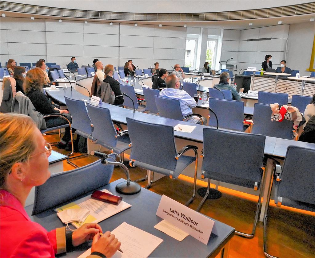 Auftakt: Rund 30 Akteure des Fachbereichs Integration aus Kommunen und Enzkreis-Verwaltung treffen sich zum Start des Projekts„Land. Zuhause. Zukunft“ der Robert-Bosch-Stiftung. Peche