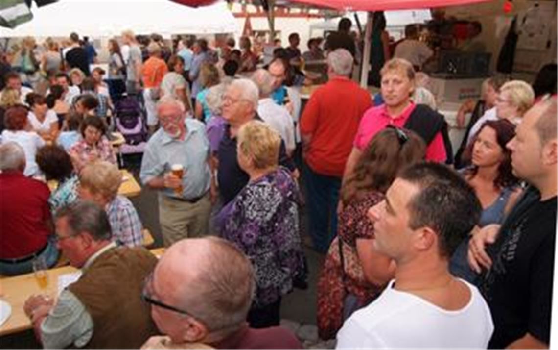 Auftakt am Samstag bei sommerlicher Hitze und ein Sonntag mit jeder Menge Regen: Zwei verschiedene Wetterlagen erleben die Gäste bei der fünften Auflage des Enzberger Dorffests. Fotos: Fotomoment