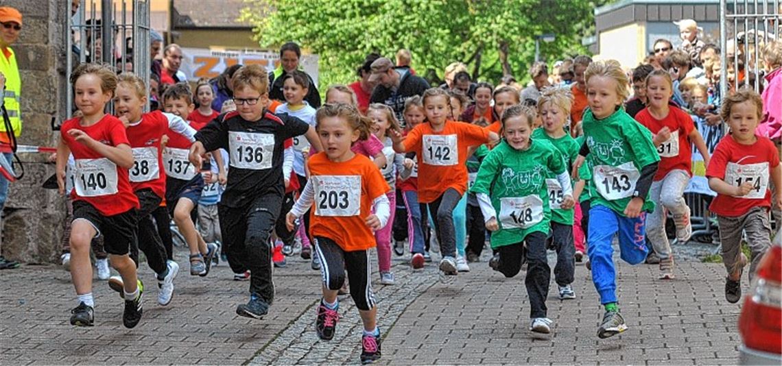 Auftakt der Laufwettbewerbe: Die Bambini geben vom Start weg Fersengeld. Foto: Stahlfeld