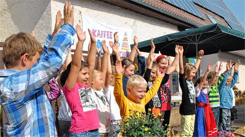 Auftakt im Kirchgässle: Der Grundschulchor begrüßte die Gäste.