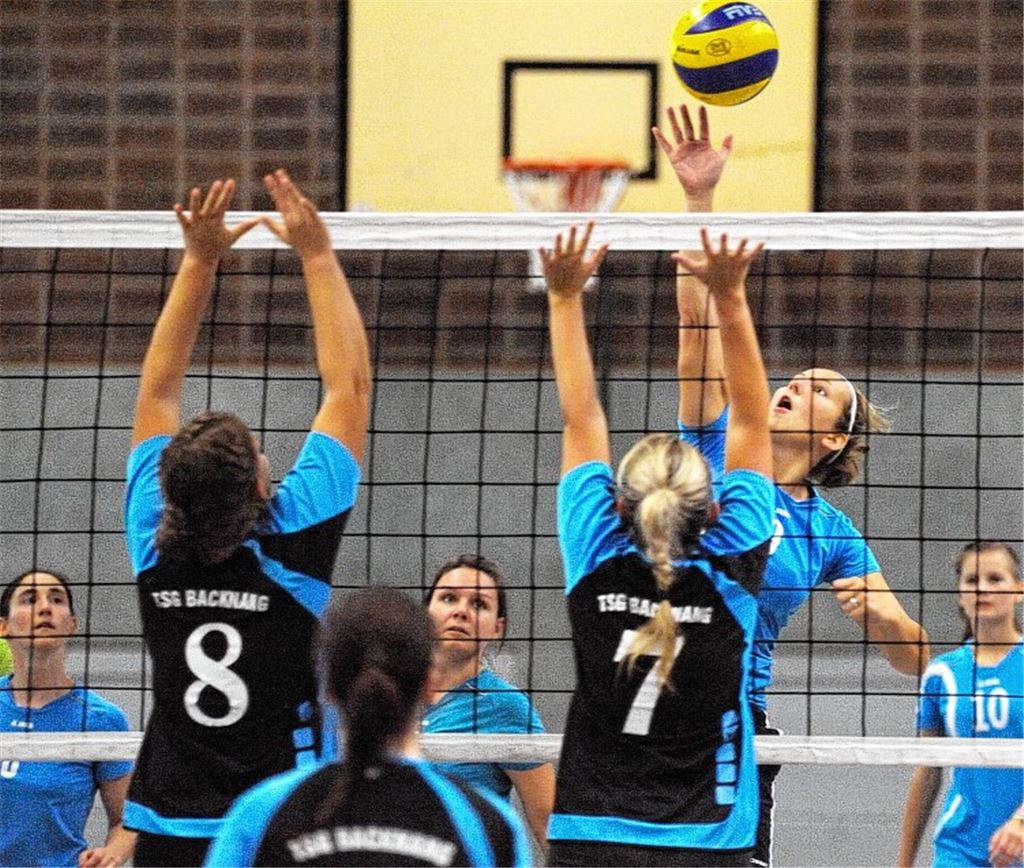 Auftakt in der A-Klasse: Die SG Ölbronn/Lienzingen (Hintergrund) beugt sich der TSG Backnang II erst nach engem Match, Foto: Fotomoment