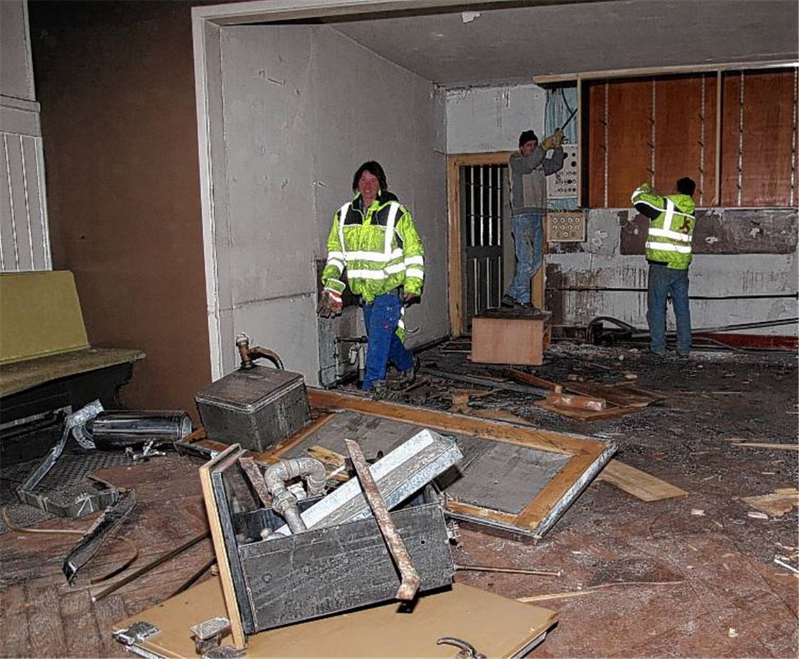 Auftakt zum Abriss: Das Team der Knittlinger Firma Sandmeier hat damit begonnen, das Innenleben der „Kanne“ auszuräumen, wo der alte Ausschank an die besseren Zeiten der einstigen Traditionsgaststätte erinnert. Der Abbruch des Gebäudes erfordert anschließend besondere Sorgfalt, wie Jürgen Sandmeier vor Ort erklärt: Die Wände der „Kanne“ sind gleichzeitig die Wände der Nachbarhäuser.