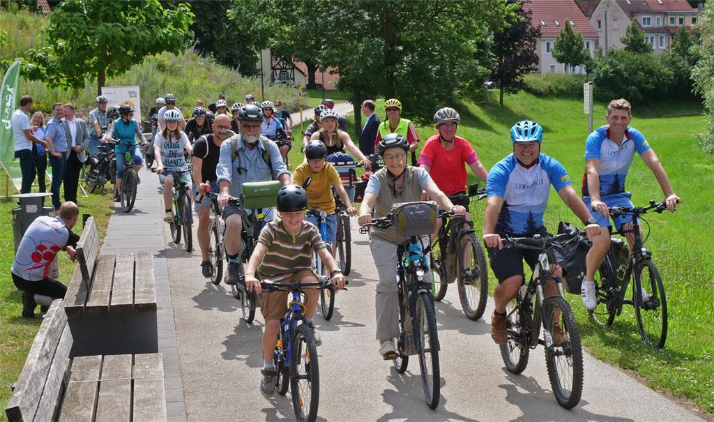 Auftakt zur ersten Kultur-Radtour auf dem Enztalradweg. An mehreren Stationen müssen zwischen Mühlacker und Neuenbürg Fragen beantwortet werden. Foto: Friedrich