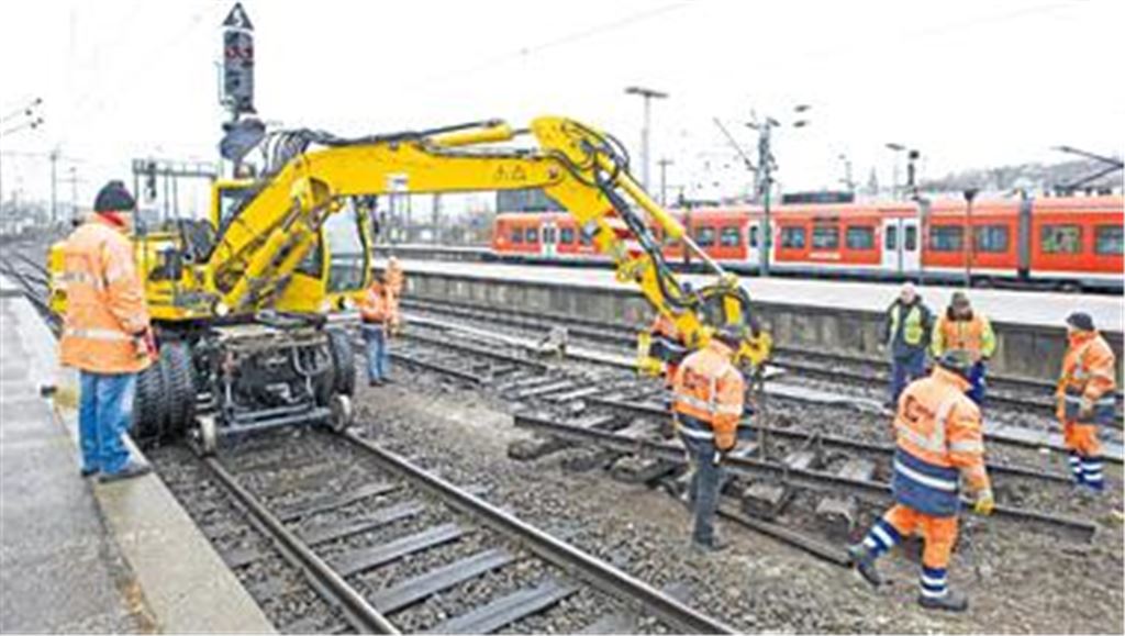 Auftrag für Stuttgart 21: Mitarbeiter der Sersa Gruppe, zu der auch die Firma Klenk Gleis und Tiefbau aus Mühlacker gehört, verlegen im laufenden Betrieb Schienen und Weichen. 
Foto: Deutsche Bahn