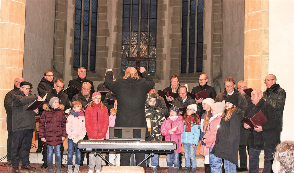 Auftritt am vierten Advent: Sänger des MGV „Freundschaft“ und Grundschüler singen gemeinsam. Foto: Gießler