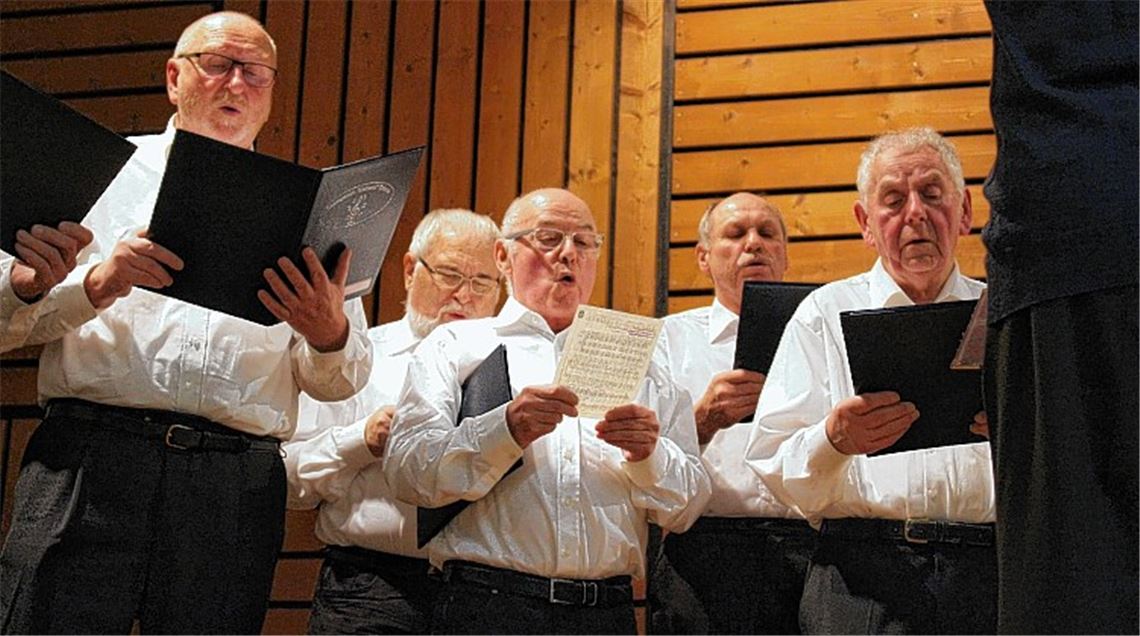 Eintracht feiert mit Chorgesang und Dudelsäcken