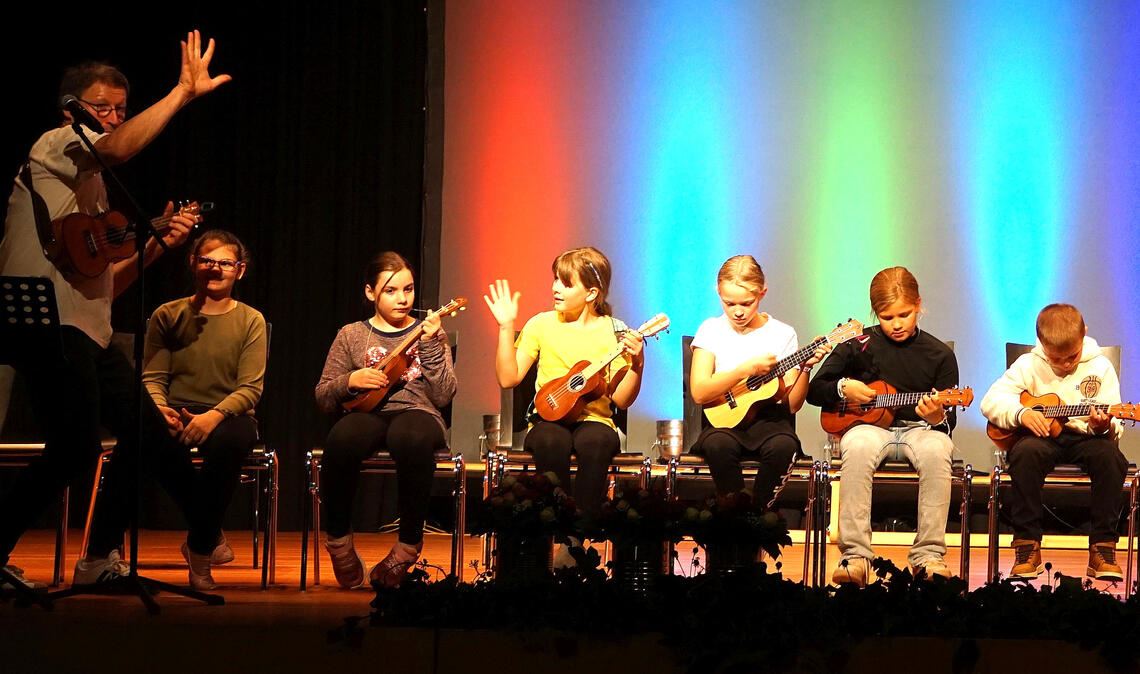 Auftritt beim Jubiläumsfest der Freien Schule Diefenbach in der Gießbachhalle: die Ukulele-Gruppe. Fotos: Bastian