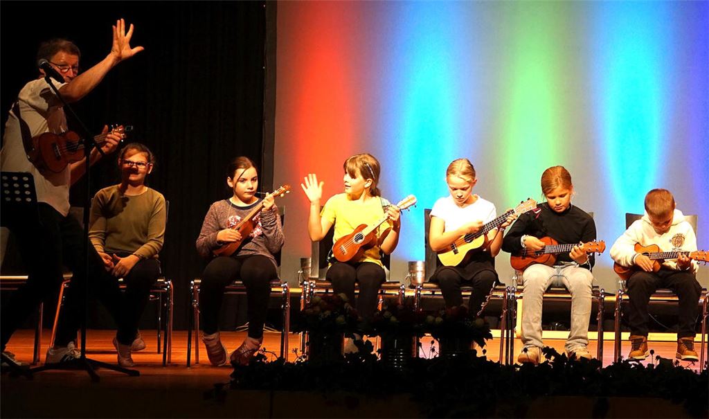 Auftritt beim Jubiläumsfest der Freien Schule Diefenbach in der Gießbachhalle: die Ukulele-Gruppe. Fotos: Bastian