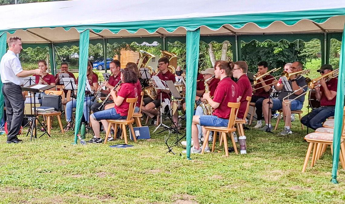 Auftritt beim Nachbarn: Der Musikverein Mühlacker unterhält die Gäste beim Fischerfest mit schwungvollen Melodien. Foto: Schallhorn