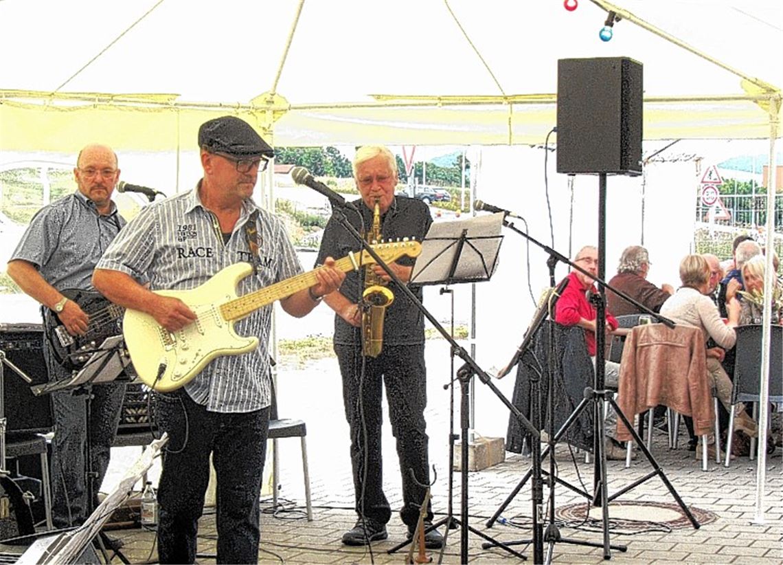 Auftritt beim Weinfest: Die Formation „Road and Friends“ sorgt für Stimmung.