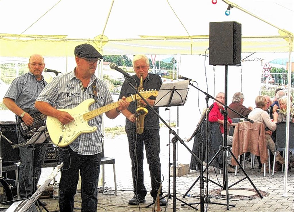 Auftritt beim Weinfest: Die Formation „Road and Friends“ sorgt für Stimmung.