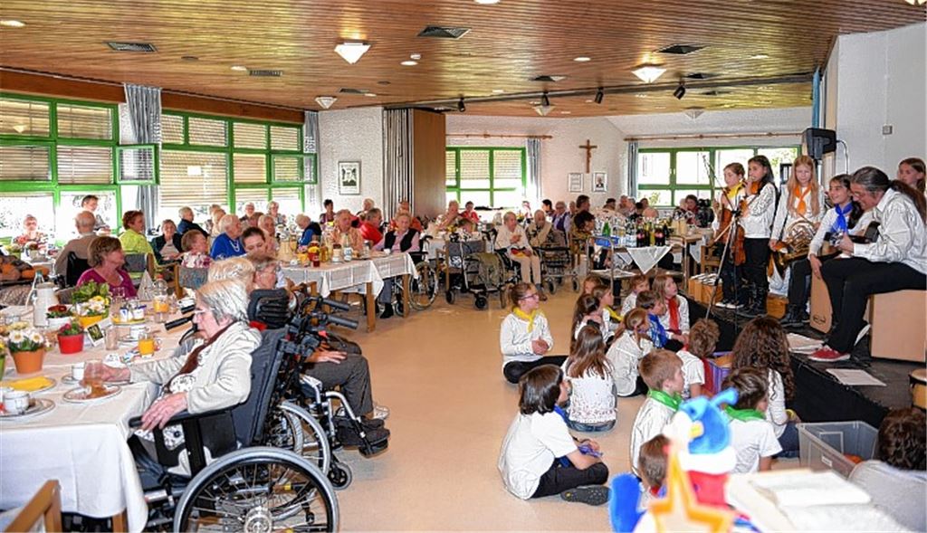 Auftritt im Seniorenzentrum: Unter anderem sorgen der Chor und die Band der Grundschule Sternenfels beim Frühlingsfest für gute Laune.