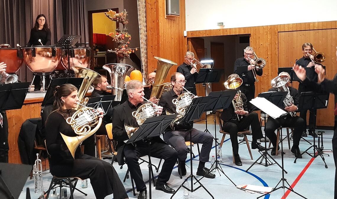 Auftritt in Großglattbach: das Auenwald-Brass-Ensemble in großer Besetzung. Foto: Filitz