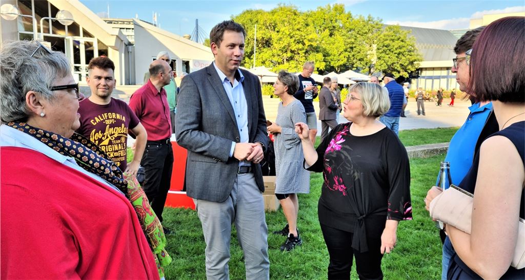 Auftritt in Pforzheim: SPD-Generalsekretär Lars Klingbeil mit Katja Mast. Foto: Peche