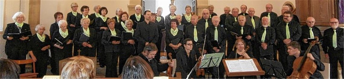 Auftritt in der Andreaskirche: Frauenchor, Männerchor und gemischter Chor werden unterstützt von einem Streichquartett.