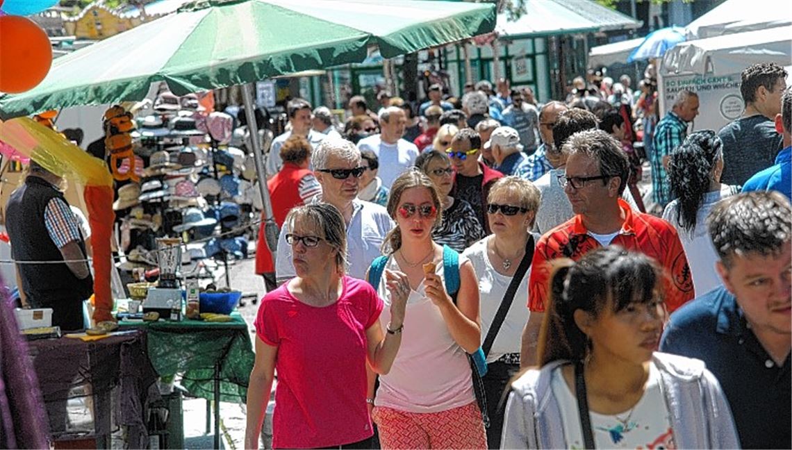 City lockt mit Einkaufsbummel, Budenzauber ...