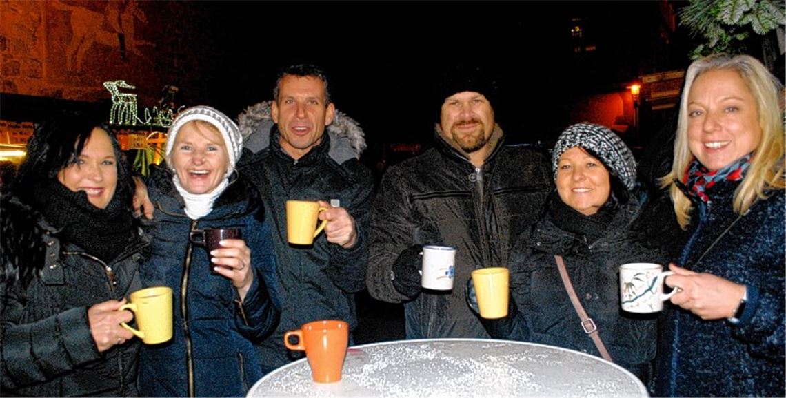 Hüttenzauber und Musik ziehen viele Besucher an