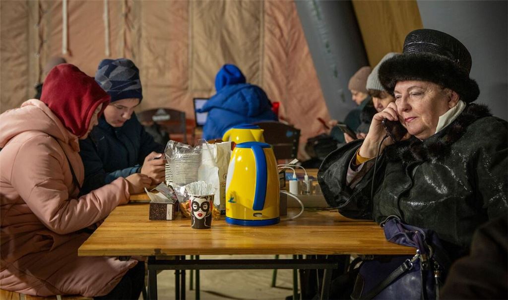 Aufwärmpunkte sollen den Ukrainern durch die schwere Zeit nach russischen Luftangriffen helfen.