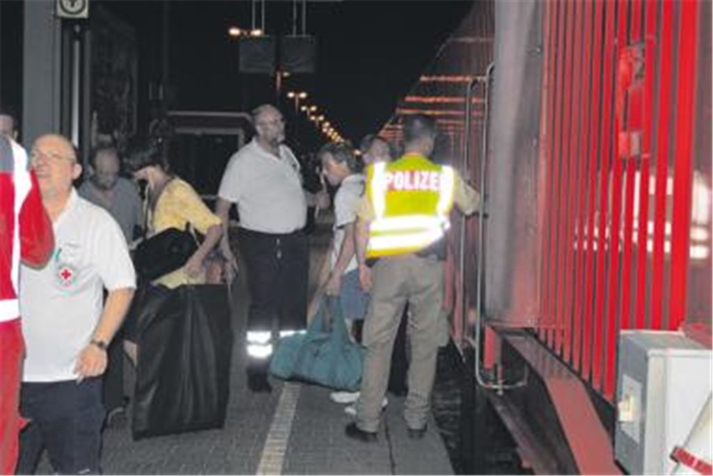 Aufwendige Aktion: Die Fahrgäste des Eurocity werden mit einem Hilfszug zum Vaihinger Bahnhof gebracht. 
Foto: Myroshnichenko