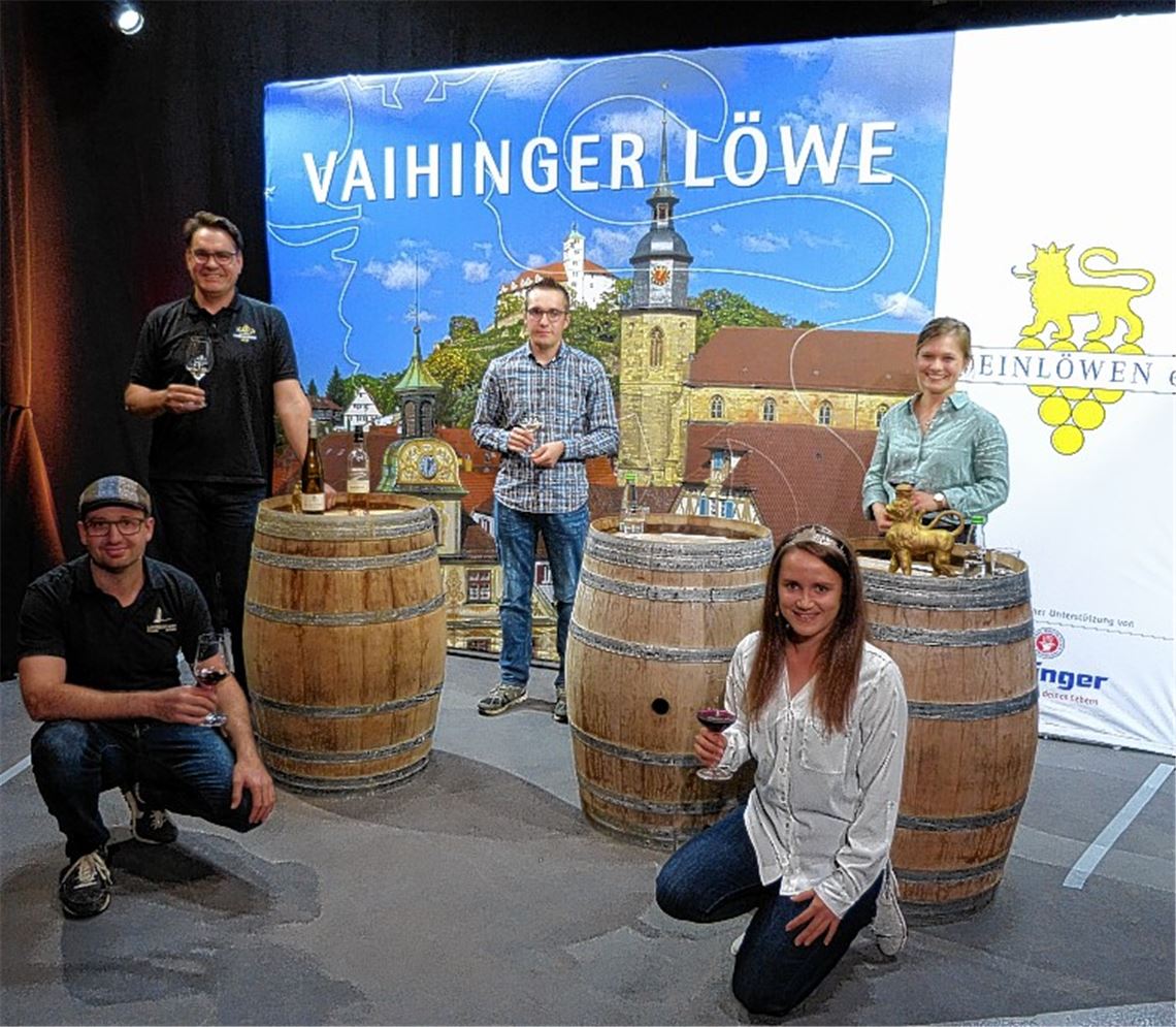 Aufzeichnung der Maientagsweinprobe mit (v. li.) Christian Kaiser (Lembergerland-Kellerei Roßwag), Martin Fischer (Weingut Sonnenhof), Michael Kinzinger (Weingut Kinzinger), Julia Aisenbrey (amtierende Vaihinger Weinprinzessin) und Carolin Klöckner (ehemalige deutsche Weinkönigin).privat