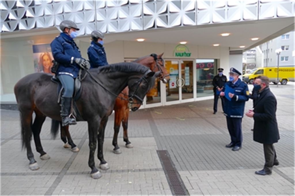 Auge in Auge mit dem Polizeipferd: OB Peter Boch (vorne) und Polizeipräsident Wolfgang Tritsch unterhalten sich mit der „Pferde-Streife“ – Ralf Müller auf Lester und Jessica Braun auf Corleone.Foto: Roth