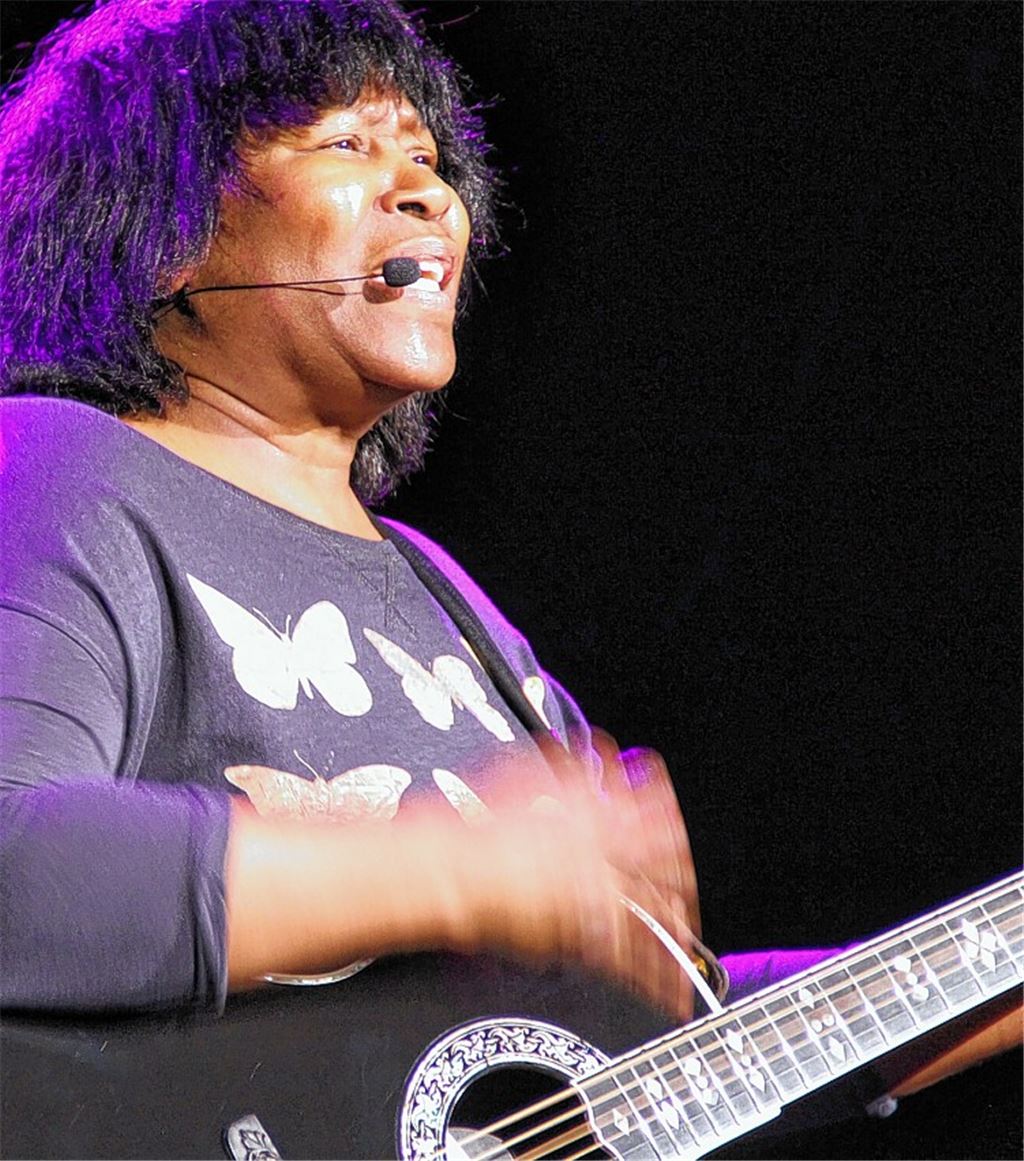 Augen zu: Man würde sie auch blind an ihrer charakteristischen Stimme erkennen – Joan Armatrading entlockt ihrem Osterfeld-Publikum mehr als nur einen Seufzer. 