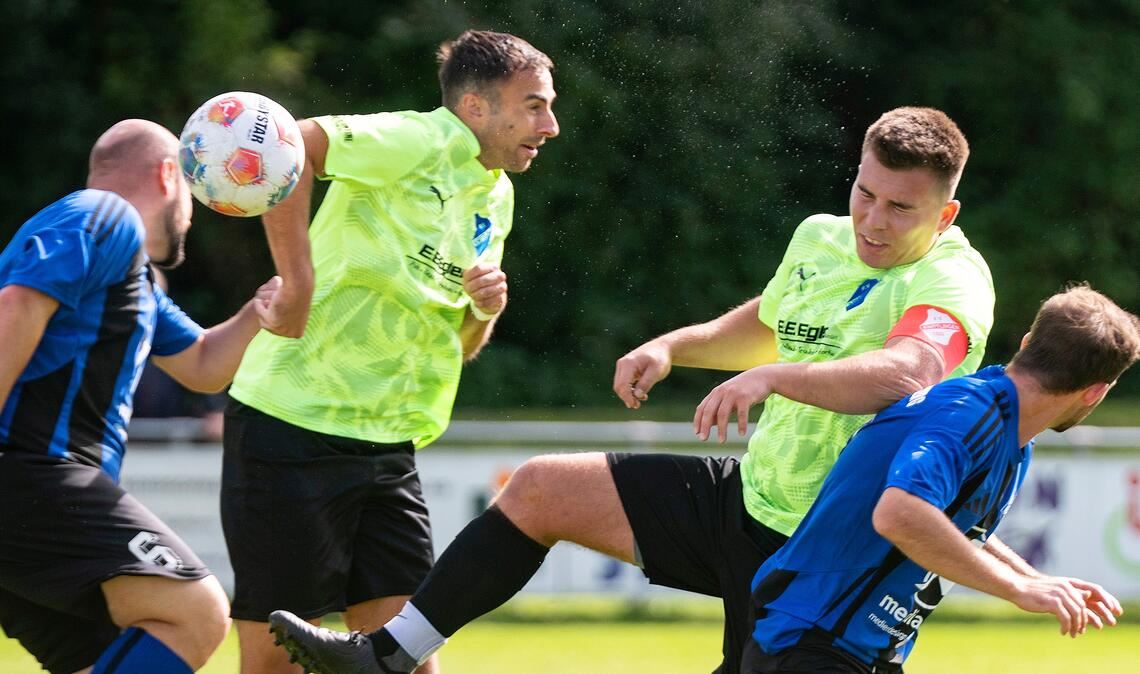 Augen zu und durch! Die Knittlingen (neongelbe Trikots) geben in Enzberg alles, ziehen am Ende aber den Kürzeren. Fotos: Fotomoment