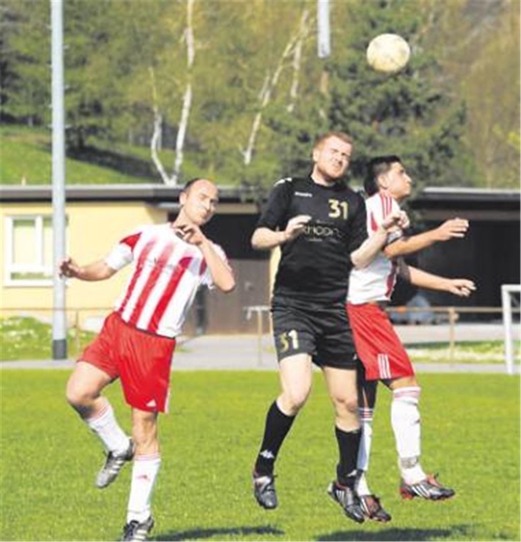 Augen zu und durch: Diese Devise könnte für den TSV Maulbronn (rote Hosen) und die Fvgg 08 Mühlacker am kommenden Sonntag gelten. Denn da treffen die beiden ambitionierten B1-Liga-Mannschaften im Lokalderby aufeinander. Archivfoto: Eigner