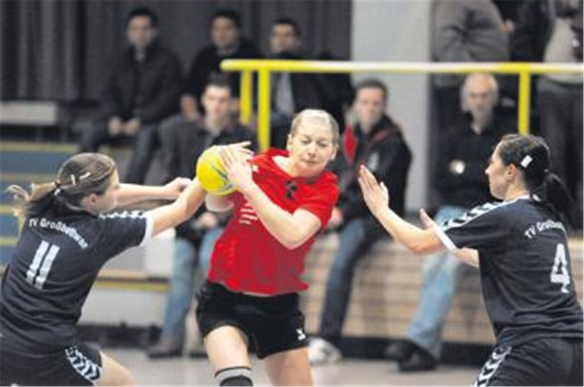 Augen zu und durch beim Krimi in der Lindenhalle: Der Spitzenreiter der Bezirksliga muss in Wiernsheim lange zittern, doch in den letzten Spielminuten gelingt dem TV Großbottwar II (schwarze Trikots) dann doch noch der Sieg über die starken Damen des TSV Wiernsheim, die ihrem Publikum attraktiven und offensiven Handball bieten. Foto: Fotomoment