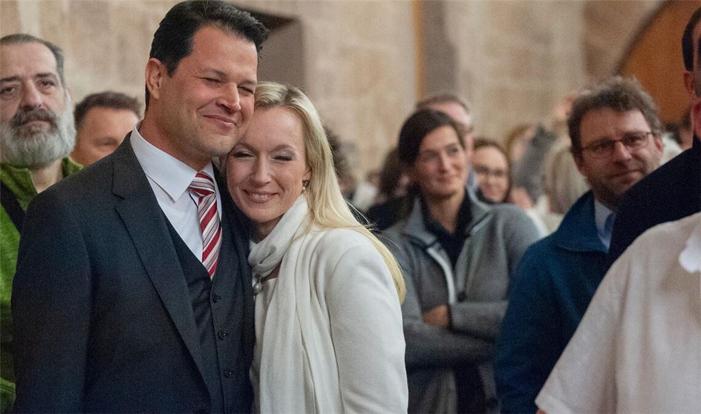 Augen zu und genießen: Wahlsieger Aaron Treut und Ehefrau Ute bei der Bekanntgabe des Wahlergebnisses in der Stadthalle in Maulbronn am Sonntagabend. Fotos: Fotomoment