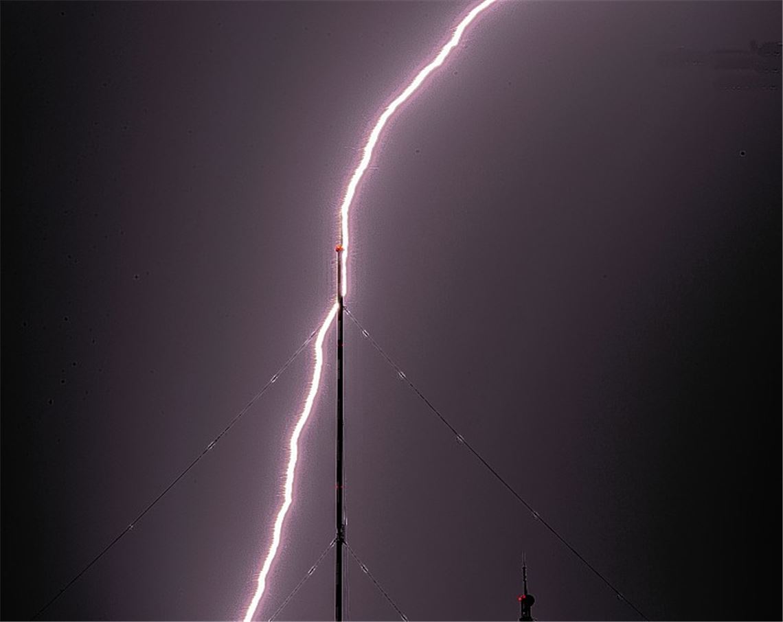 Augenblick eines Unwetters: Der Mühlacker Sender steht unter Strom. Leserfoto: Oliver Breckle