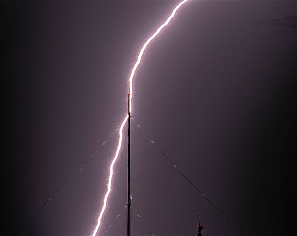 Augenblick eines Unwetters: Der Mühlacker Sender steht unter Strom. Leserfoto: Oliver Breckle