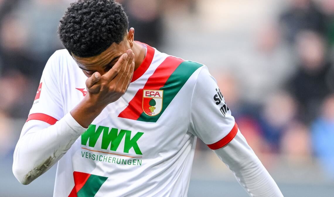 Bayern siegt sich zum Europarekord - BVB schlägt Köln spät Augsburg-Youngster Noahkai Banks ist nach der Klatsche gegen Leipzig bedient.