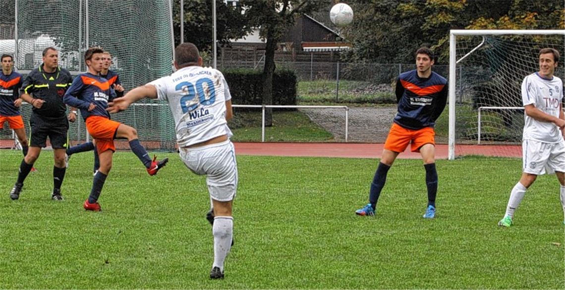 Aus 30 Metern zieht Yusuf Koc ab und erzielt den Siegtreffer für die Fvgg 08 Mühlacker. Kein Knittlinger Verteidiger hindert ihn am Schuss. Foto: Eigner