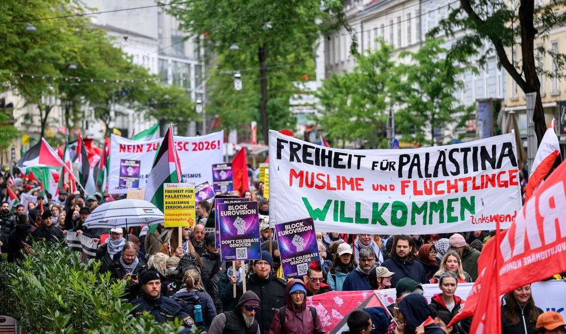 Aus Kreisen der Einsatzkräfte war von etwa 2.600 Teilnehmern die Rede.