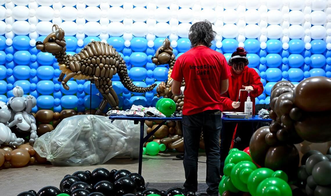 Aus Luftballons mach Dino: Rund 100 Künstler haben für die Ausstellung "Luftballonwelten" Tiere, Pflanzen und Sehenswürdigkeiten nachgebaut.