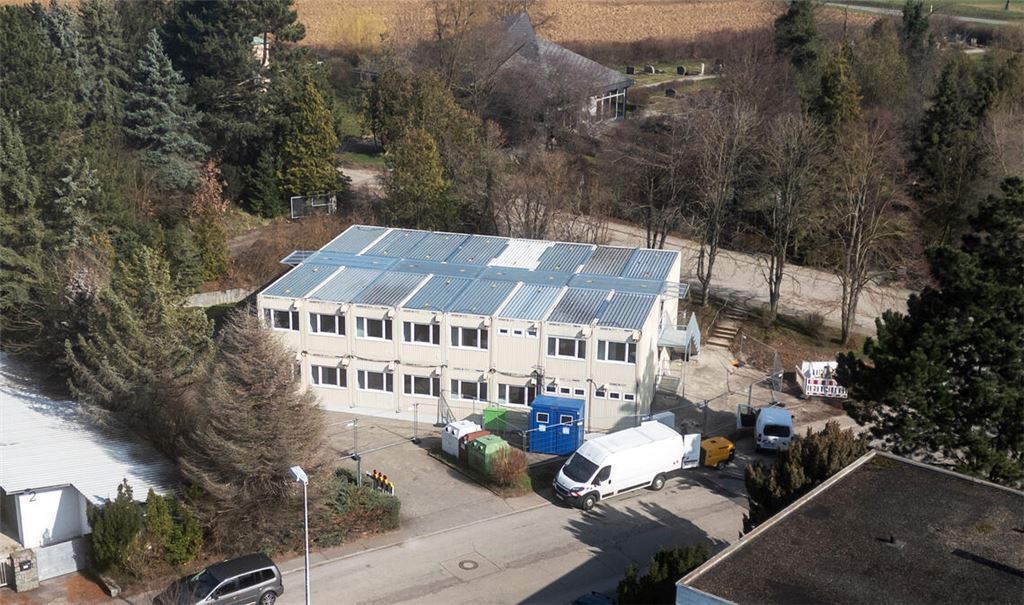 Aus Parkplatz wird Container-Stellplatz: In Pinache werden nun nach und nach bis zu 54 Geflüchtete einziehen. Foto: Fotomoment