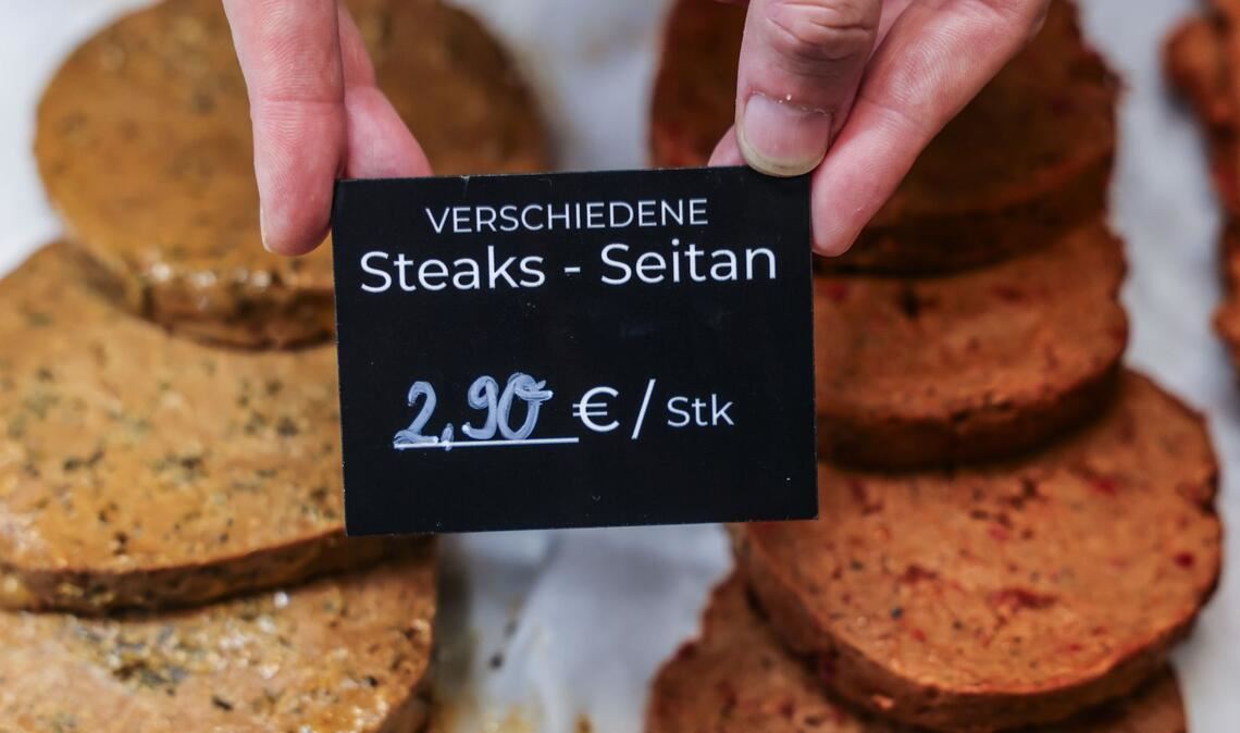 Aus Seitan - also hauptsächlich aus Weizen-Eiweiß - bestehende Scheiben dürfen künftig nicht mehr "Steak" heißen. (Symbolbild)