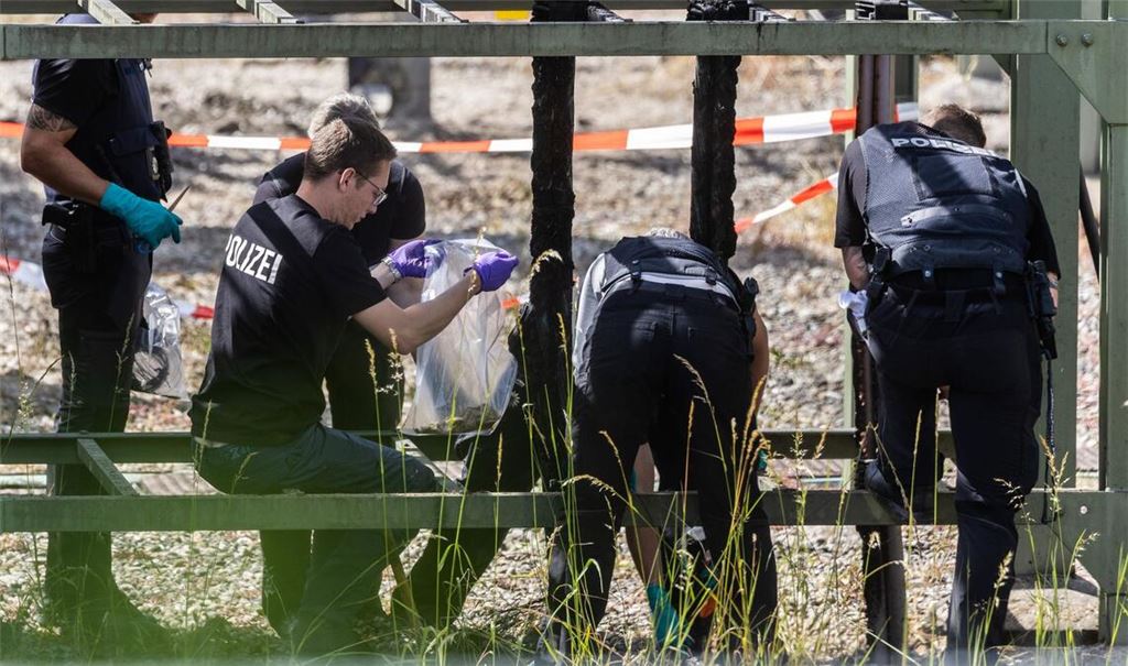 Aus Sicherheitskreisen heißt es, die Vorgehensweise deute auf linksextremistische Täter hin.