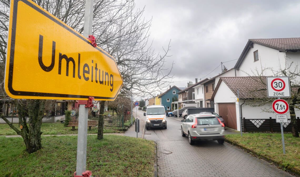 Aus Sicht der Anwohner ein großes Problem: die innerörtliche Umleitung über den schmalen Ziegeläckerweg. Foto: Fotomoment