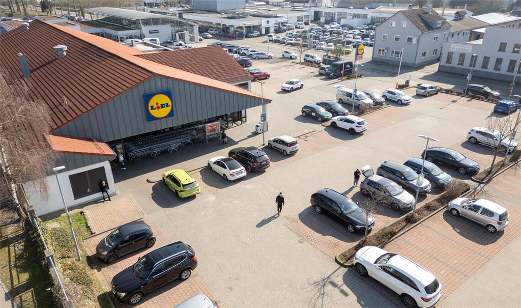 Aus Sicht der Stadt eine optimale Lösung: Das Autozentrum Dobler (im Hintergrund), das dringend mehr Platz braucht, kann auf der Fläche des heutigen Lidl-Markts erweitern. Fotos: Fotomoment