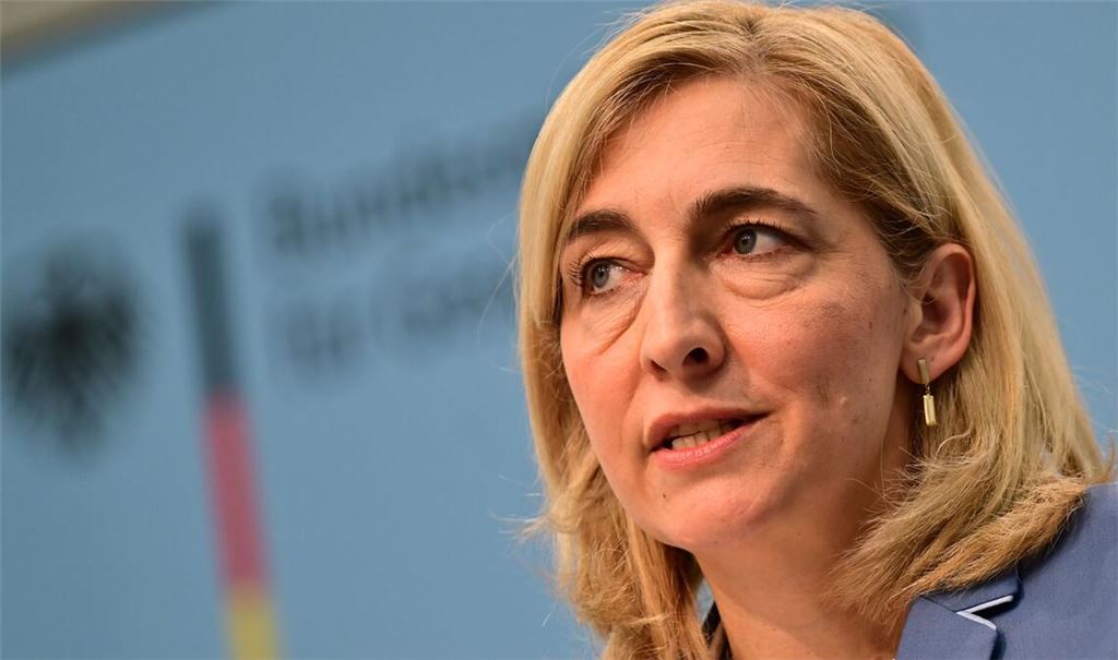 Aus Sicht von Warken ist die beitragsfreie Mitversicherung ein Beschäftigungshemmnis. (Archivbild)