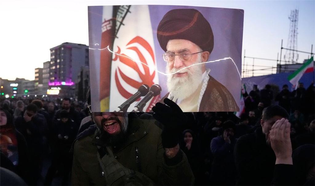 Aus dem Im Iran gibt es nach der Tötung Chameneis sowohl Berichte über Trauer als auch über ausgelassenes Feiern.