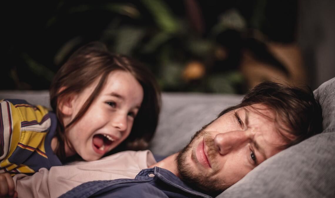 Aus dem Leben eines alleinerziehenden Vaters: Max Mauff als Metin mit seiner Filmtochter Lene (Pola Friedrichs).
