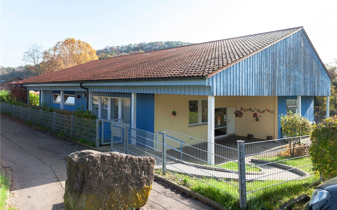 Aus den 70er-Jahren stammt der Iptinger Kindergarten, dessen Bausubstanz eine dringende Sanierung benötigt. Ein Wasserschaden setzt die Gemeinde nun unter Zugzwang. Foto: Fotomoment