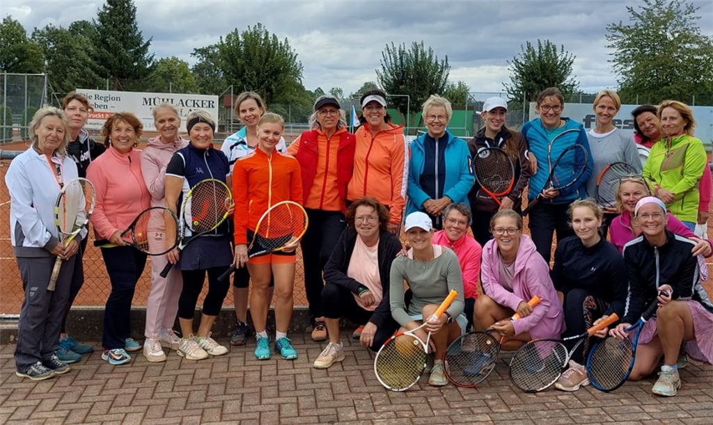 Aus den Mühlacker Tennisvereinen bestritten diese Frauen den Ladies Cup 2022 . Foto: privat