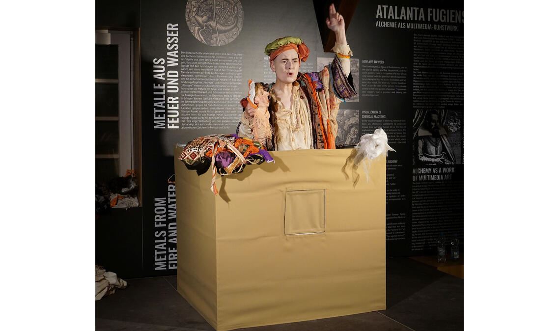 Aus der Box im Faustmuseum tauchen die Nathan-Protagonisten, dargestellt von Bridge Markland, auf. Foto: Bastian