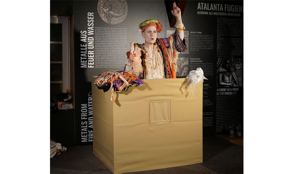 Aus der Box im Faustmuseum tauchen die Nathan-Protagonisten, dargestellt von Bridge Markland, auf. Foto: Bastian