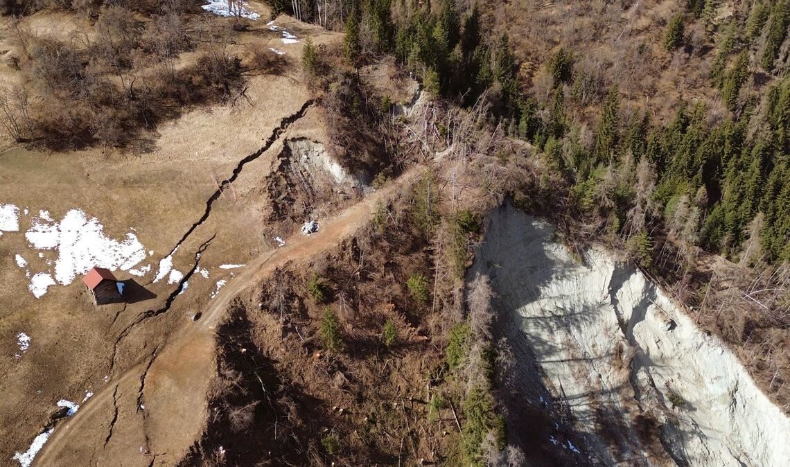 Aus der Luft ist ein Riss im Erdreich an einem Hang im Val d’Anniviers zu sehen.